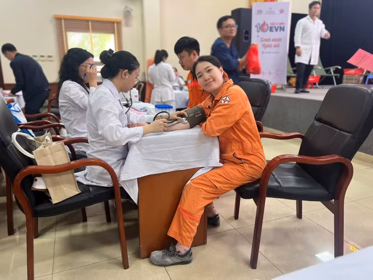 CBCNV kiểm tra sức khỏe trước khi hiến máu.