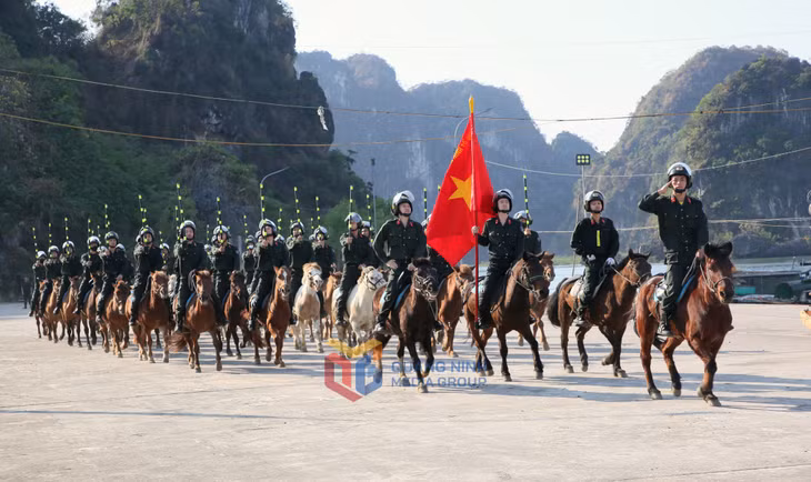 CBCS Đoàn Cảnh sát cơ động kỵ binh tập luyện điều khiển ngựa chạy kiệu theo đội hình diễu hành qua khán đài.