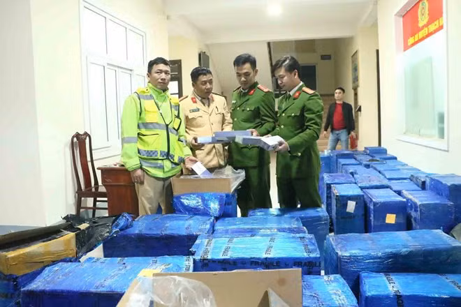 Xe đông lạnh chở pháo và hơn 35.000 gói thuốc lá lậu ảnh 1