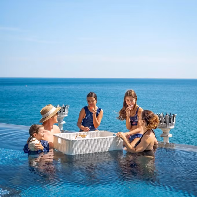 Gia đình khách nước ngoài tại resort thường xuyên đón các vị khách cao cấp ở khu vực bán đảo Sơn Trà. Ảnh: WorldStompers