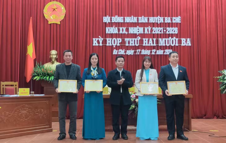 Các cá nhân có thành tích xuất sắc trong công tác và hoạt động của HĐND năm 2024 được khen thưởng.