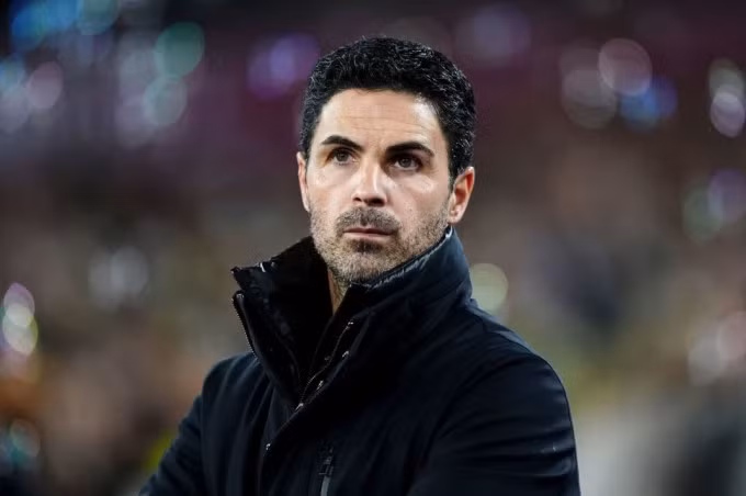 HLV Mikel Arteta trong trận Arsenal thắng 5-2 trên sân West Ham. Ảnh: PA