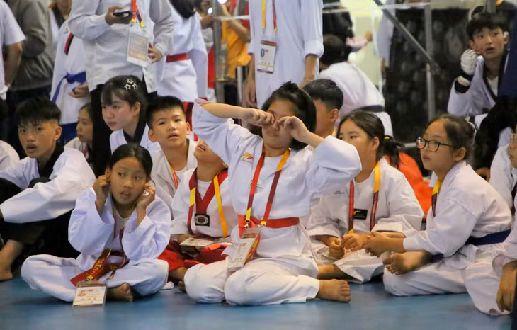Trong lúc chờ đợi đến phần thi của mình, nhiều bạn nhỏ không tránh khỏi cơn buồn ngủ bỗng nhiên kéo đến, vội dụi mắt để tìm lại sự tỉnh táo trước khi lên sàn đấu.