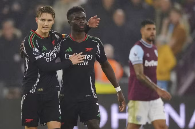 Martin Odegaard (bên trái) ăn mừng cùng Bukayo Saka sau khi ghi bàn thứ ba trong trận Arsenal thắng West Ham 5-2 ngày 30/11. Ảnh: AP