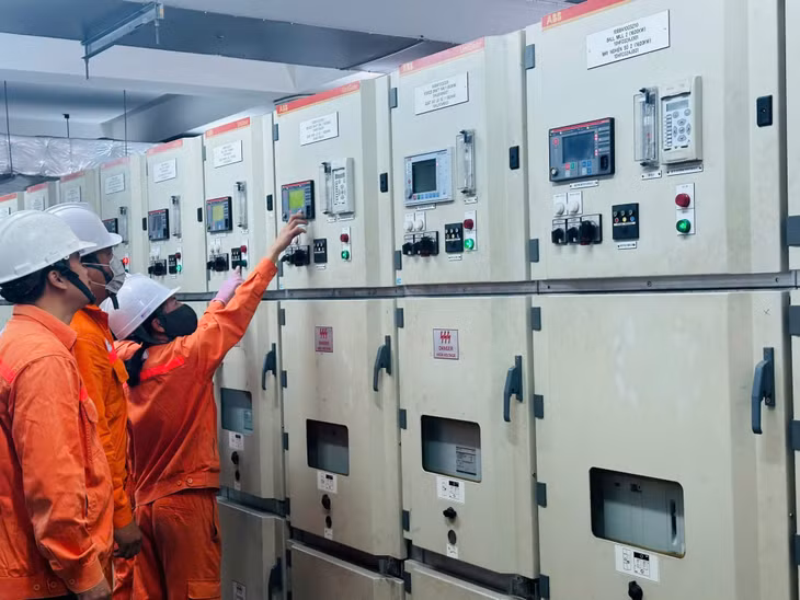 Công nhân Phân xưởng Sửa chữa điện tự động, Công ty Nhiệt điện Uông Bí kiểm tra thiết bị.