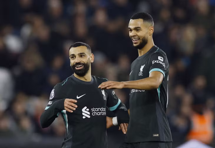 Salah (trái) có mùa giải thứ 8 liên tiếp cán mốc 20 bàn thắng - Ảnh: REUTERS