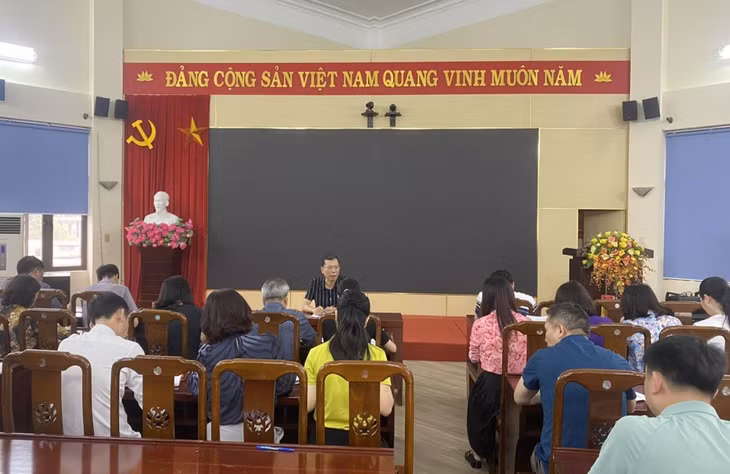 Chi cục Thuế TP Hạ Long triển khai công tác thu hồi nợ thuế. Ảnh do đơn vị cung cấp