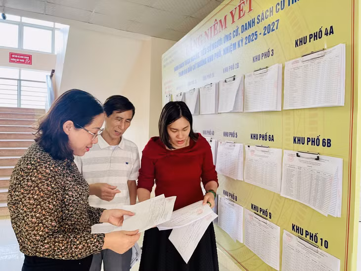 Lãnh đạo phường Hồng Hải rà soát công tác chuẩn bị cho ngày bầu cử.