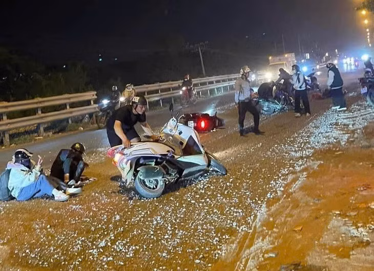 Xe máy ngã hàng loạt trên đoạn đường đang thi công - Ảnh: D.T.