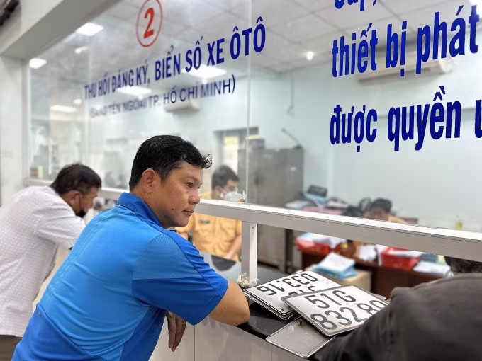 Người dân làm thủ tục đăng ký xe tại quận Bình Thạnh, TP HCM. Ảnh: Phạm Trung