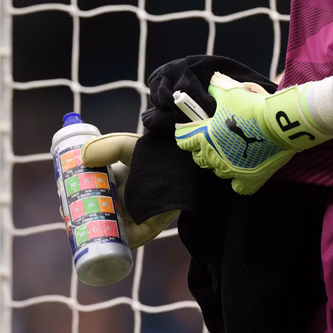 Bình nước ghi chú cách bắt 11m của Pickford trong trận gặp Man City. Ảnh: Premier League
