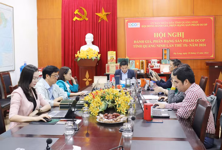 Hội đồng Đánh giá, phân hạng sản phẩm OCOP tỉnh xem xét sản phẩm.