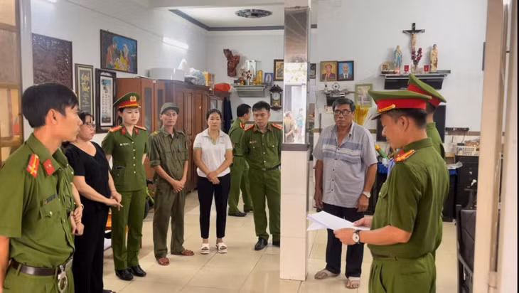 Cơ quan điều tra tống đạt các quyết định tố tụng đối với bị can Trịnh Kiều Linh.