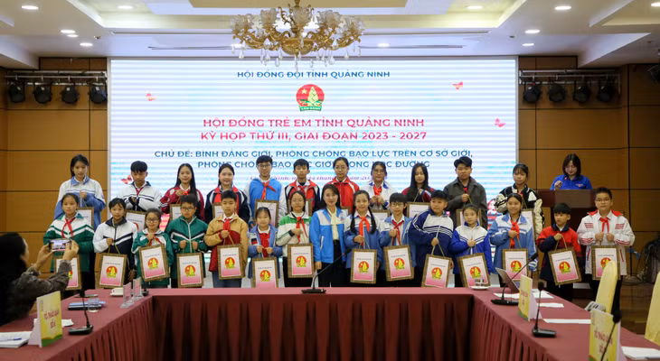 Đồng chí Nguyễn Phương Thảo, Phó Bí thư Tỉnh Đoàn, Chủ tịch Hội đồng Đội tỉnh, tặng quà cho các thành viên Hội đồng trẻ em tỉnh.