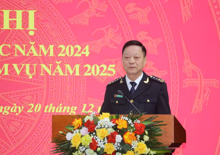 Đồng chí Nguyễn Văn Nghiên, Bí thư Đảng ủy, Cục trưởng Cục Hải quan tỉnh, phát biểu tại hội nghị.