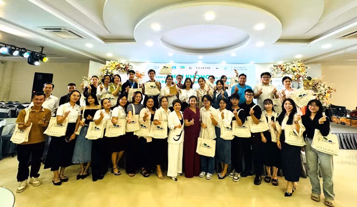 Các thành viên tham gia tập huấn chụp ảnh lưu niệm.