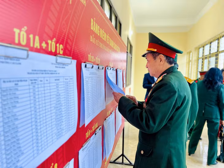 Cử tri khu phố 1, phường Cao Xanh, TP Hạ Long tìm hiểu thông tin về bầu cử; giúp cử tri suy nghĩ, lựa chọn và bầu ra đại biểu thật xứng đáng.