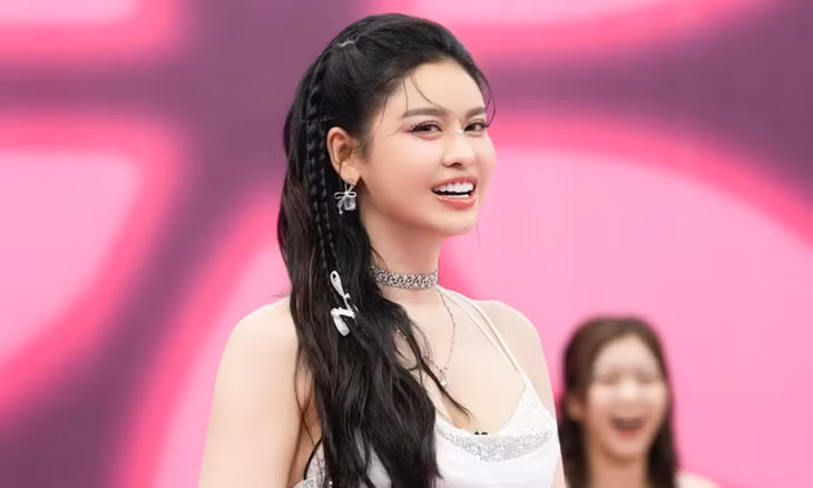 Quỳnh Anh nhảy trên nền nhạc "Đơn côi" - bản hit của cô - tại vòng chào sân. Video: Chương trình cung cấp