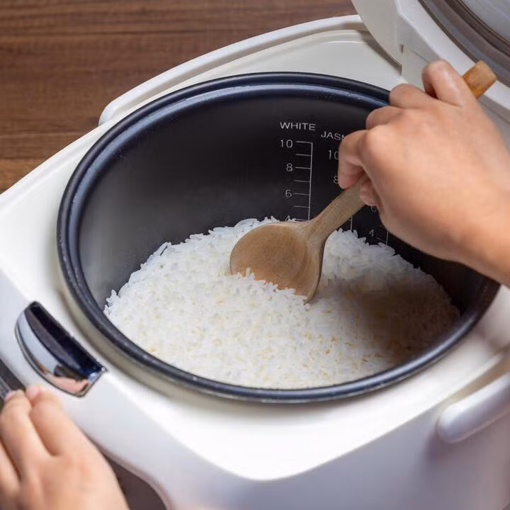 Không nên mở nắp nồi khi cơm chưa chín. (Ảnh: Nilempatna)