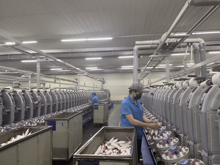 Sản xuất sợi tại Công ty TNHH Khoa học kỹ thuật Texhong Ngân Hà.
