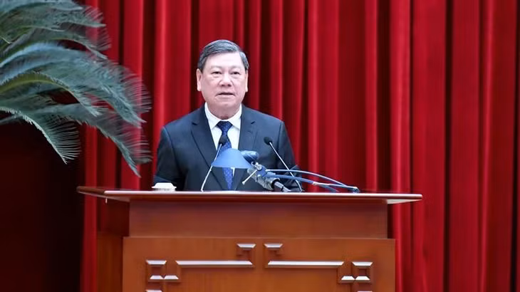 Đồng chí Trần Văn Rón, Ủy viên Trung ương Đảng, Phó Chủ nhiệm Thường trực Ủy ban Kiểm tra Trung ương trình bày báo cáo tại Hội nghị. (Ảnh: Đăng Khoa)
