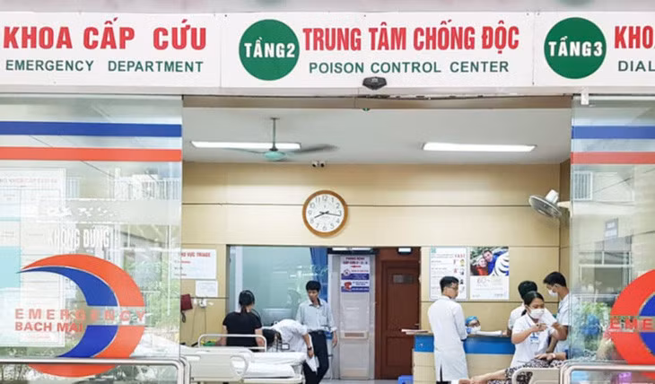 Trung tâm chống độc Bệnh viện Bạch Mai tiếp nhận 13 người nhập viện với cùng triệu chứng buồn nôn, hoa mắt, chóng mặt.