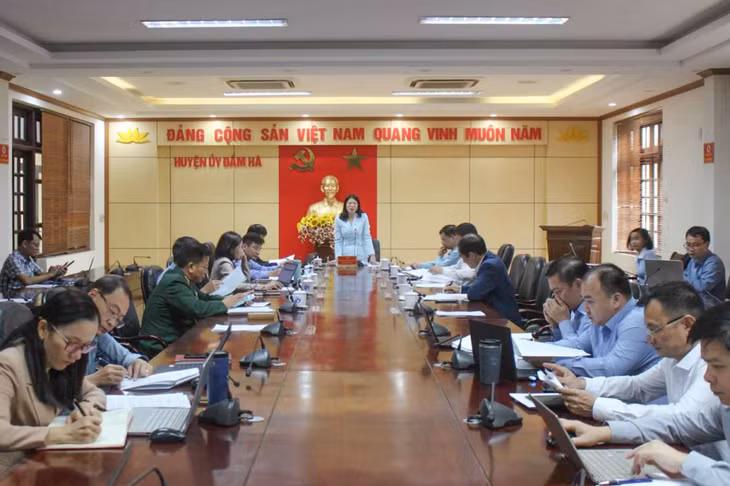 Huyện ủy Đầm Hà họp triển khai công tác bầu cử trưởng thôn, bản, khu phố và đại hội đảng các cấp trên địa bàn huyện. Ảnh: Mai Thắm (CTV)