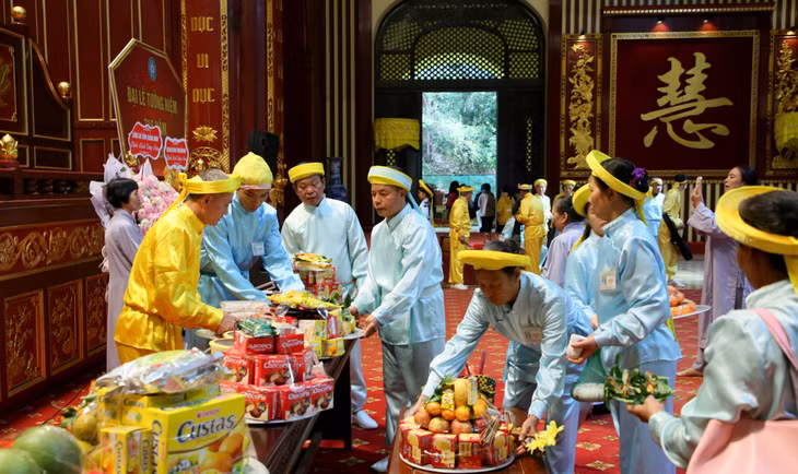 Các đạo tràng và các tăng, ni, phật tử dâng hương hoa tưởng niệm Đức vua - Phật hoàng Trần Nhân Tông trong ngày Đại lễ.