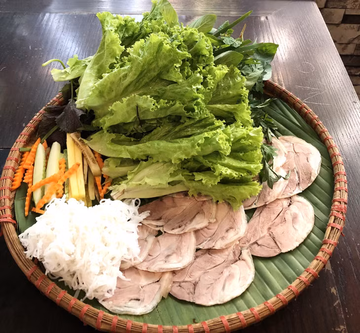 Những người có hệ miễn dịch yếu không nên ăn rau sống. Ảnh: Ban Mai
