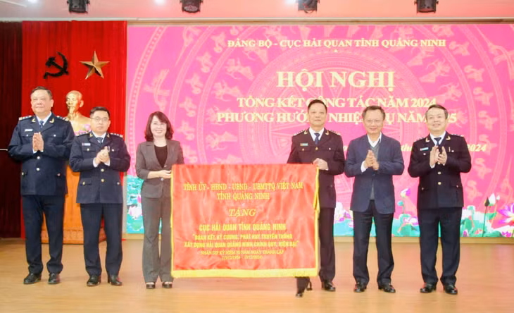 Đồng chí Trịnh Thị Minh Thanh, Phó Bí thư Thường trực Tỉnh ủy, Chủ tịch HĐND tỉnh tặng bức trướng cho Cục Hải quan tỉnh với nội dung “Đoàn kết - Kỷ cương - Phát huy truyền thống xây dựng Hải quan Quảng Ninh chính quy, hiện đại”.