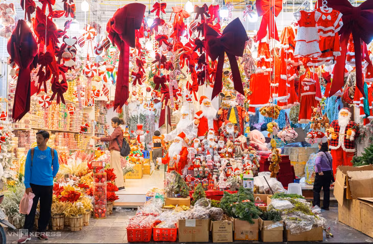 Phố Hàng Mã bày bán nhiều mặt hàng như mô hình ông già Noel, cây thông, người tuyết. Con phố luôn là điểm đến thu hút khách mua sắm, tham quan.