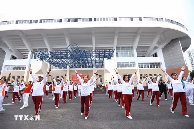 Hội viên Hội sức khỏe ngoài trời người trung, cao tuổi Hà Nội tập đồng diễn bài “Tổ quốc gọi tên mình.” (Ảnh: Hoàng Hiếu/TTXVN)