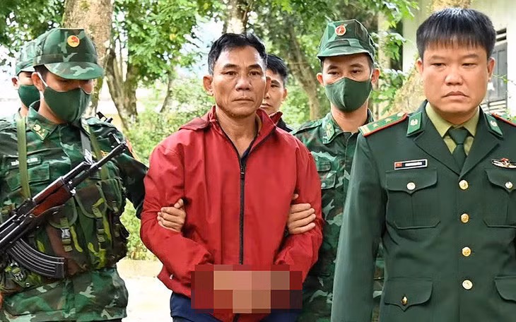 Nguyễn Văn Trung (áo đỏ) bị bắt giữ khi vận chuyển 52kg ma túy - Ảnh: T.G.