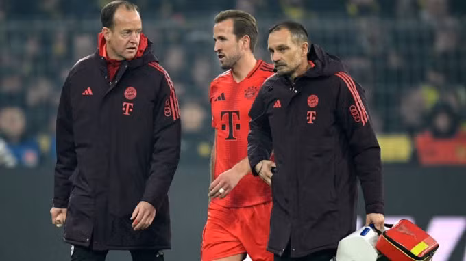 Harry Kane chấn thương, rời sân từ hiệp một. Ảnh: FC Bayern