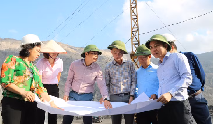 Phó Tổng giám đốc Tập đoàn Nguyễn Huy Nam kiểm tra khai trường sản xuất Than Hà Tu. (Ảnh Việt Trung - CTV chụp ngày 4/12/2024).