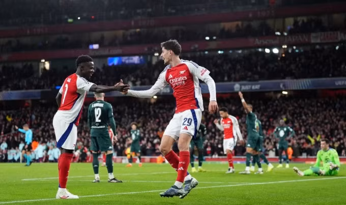 Kai Havertz (phải) ăn mừng cùng Bukayo Saka sau khi ghi bàn thứ ba cho Arsenal. Ảnh: PA