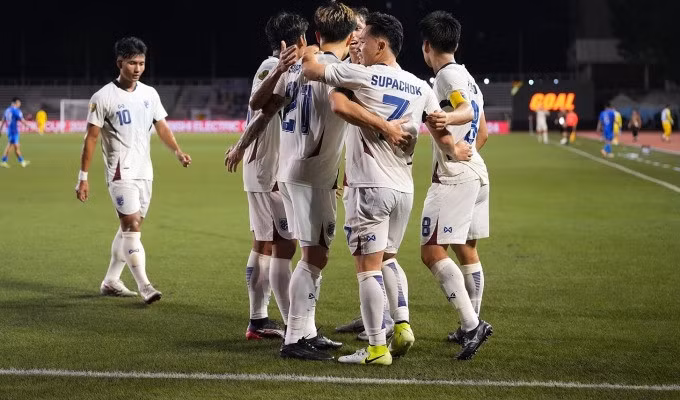 Cầu thủ Thái Lan mừng bàn gỡ hòa, trên sân Rizal Memorial, Manila tối 27/12. Ảnh: Changsuek