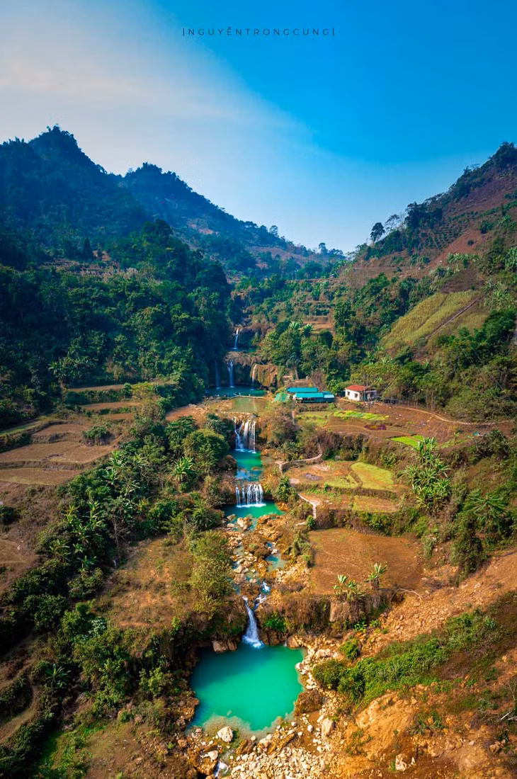 Sau hành trình tham quan, du khách có thể thưởng thức ẩm thực Tây Bắc tại các lán trại gần thác. Ảnh: Nguyễn Trọng Cung