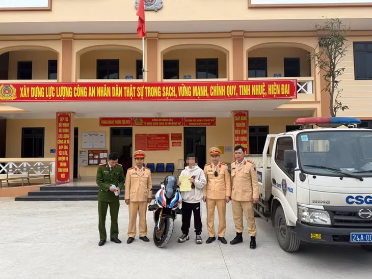 Lực lượng chức năng lập biên bản đối tượng vi phạm. Ảnh: Công an cung cấp