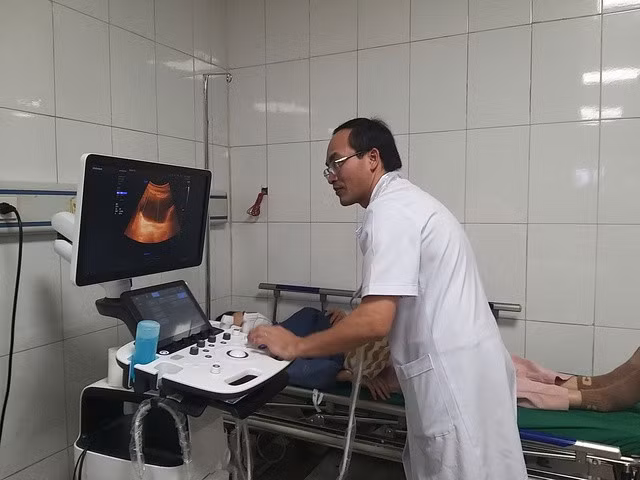 Các bác sĩ Bệnh viện Đa khoa 115 Nghệ An thăm khám cho các công nhân.
