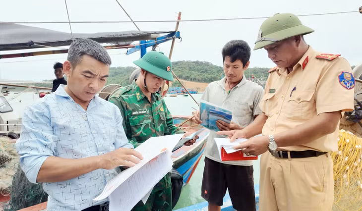 Đoàn Kiểm tra Liên ngành huyện Cô Tô kiểm tra hoạt động tàu cá chấp hành quy định IUU.