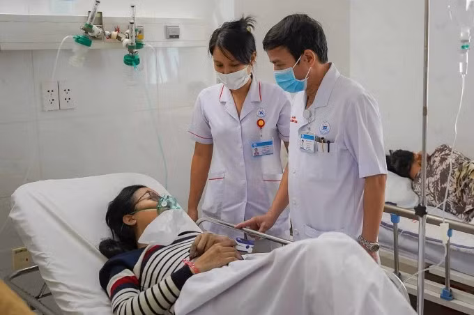 Nạn nhân vụ cháy đang được điều trị tại bệnh viện Thống Nhất. Ảnh: Minh Bằng