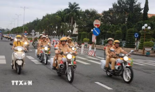 Công an Bạc Liêu xuất quân bảo đảm an toàn trật tự dịp Tết Ất Tỵ 2025. (Ảnh: Tuấn Kiệt/TTXVN)