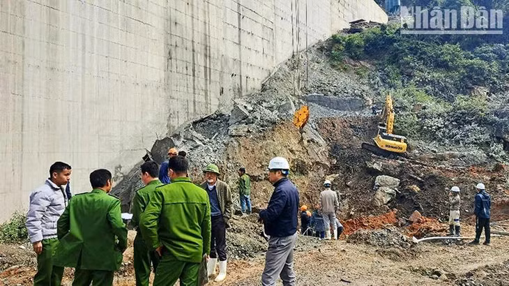 Lực lượng chức năng đang tiếp cận hiện trường tìm kiếm các nạn nhân.