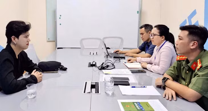 TikToker Nờ Ô Nô (trái) làm việc tại Sở Thông tin và Truyền thông TP.HCM - Ảnh: STTTT