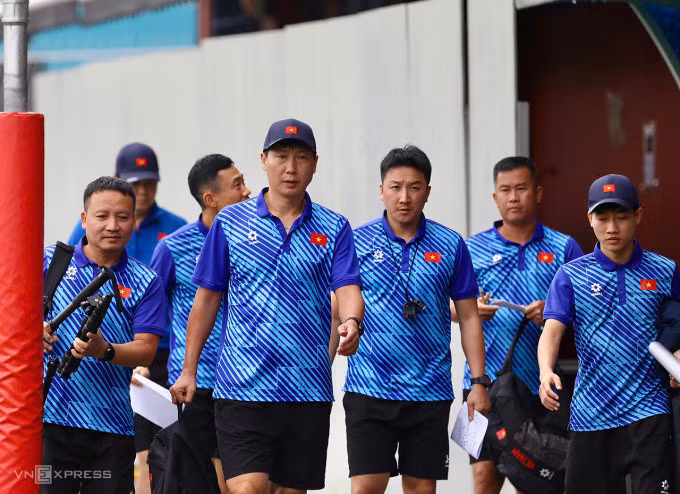 HLV Kim Sang-sik cùng đội ngũ trợ lý và truyền thông trước buổi tập của đội tuyển Việt Nam ngày 24/12. Ảnh: Hiếu Lương
