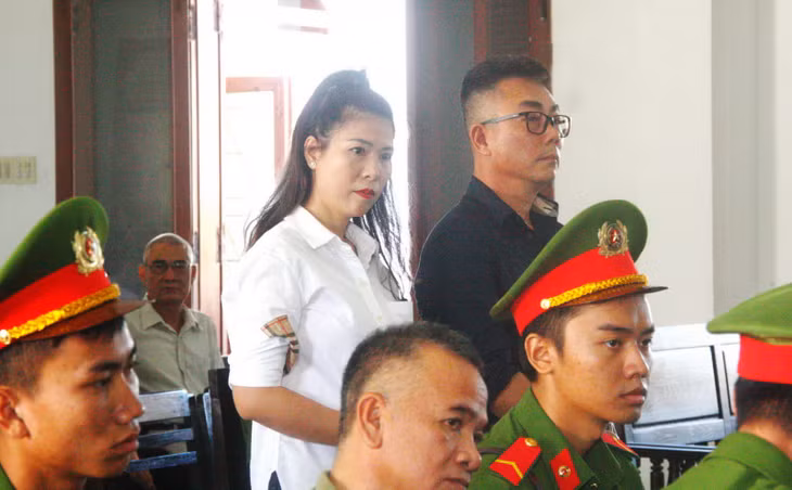 Chủ tịch Hội đồng thành viên Công ty TNHH đăng kiểm Bách Việt Ngô Thị Thu Hằng và Tổng giám đốc Phan Đình Thám là hai bị cáo chủ chốt tại phiên tòa sơ thẩm của TAND tỉnh Phú Yên. Ảnh: Việt Tường.