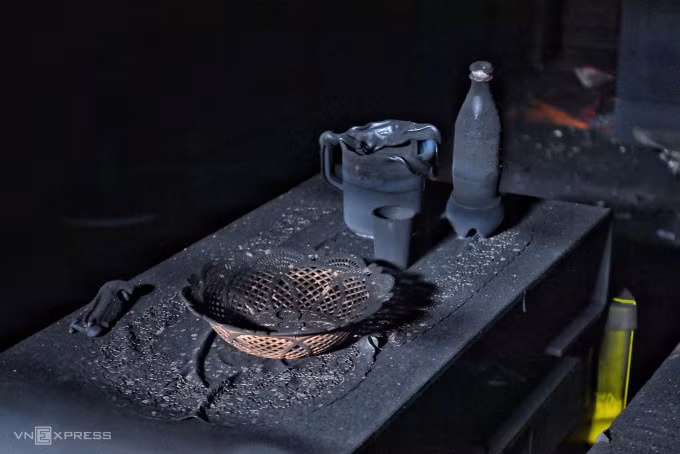 Đồ đạc tại một căn phòng tầng 3 bám lớp bụi đen dày sau trận hỏa hoạn. Ảnh: Giang Huy
