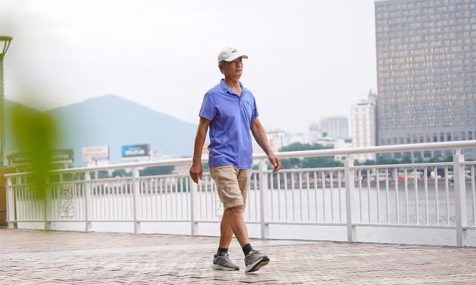 Người dân tập thể dục ven sông Hàn, Đà Nẵng, tháng 5/2024. Ảnh: Nguyễn Đông