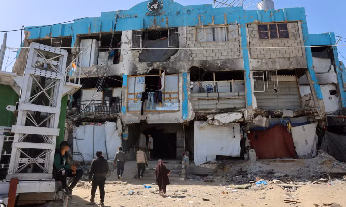 Tòa nhà bị hư hại sau đòn tập kích của Israel vào trại tị nạn Jabalia ở miền bắc Gaza hôm 2/4. Ảnh: AFP